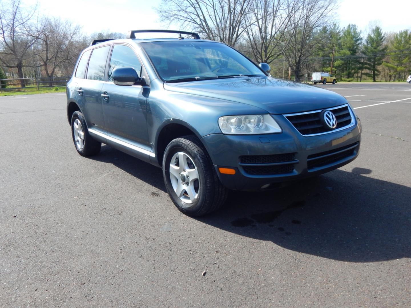 2005 grey /black leather Volkswagen Touareg (WVGZG77L35D) with an V6, 3.2L engine, Automatic transmission, located at 6528 Lower York Road, New Hope, PA, 18938, (215) 862-9555, 40.358707, -74.977882 - Here we have a AWD 3.2L V6 Touareg with black leather interior, power windows/locks/mirrors, heated power front seats, moonroof, tilt wheel with audio controls, cruise control, dual front climate controls, AM-FM-multi CD stereo, driver & passenger front & side airbags, roof rack, rear wiper and 17" - Photo#3